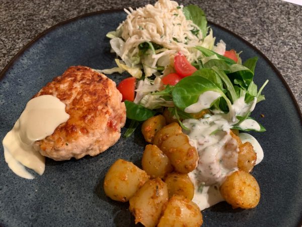 Zalmburgers met limoendressing, salade en rode pesto aardappelen