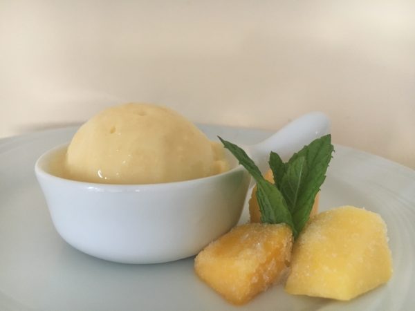 Mango-yoghurt ijs (snel en zonder ijsmachine)