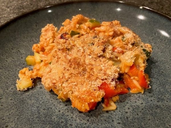 Gegratineerde Griekse pasta in tomatensaus met kip, courgette en paprika (LV)