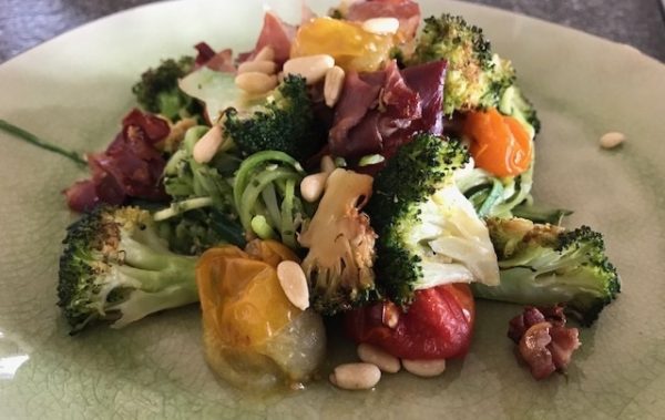 Courgettespaghetti met pesto, ovengeroosterde broccoli en parmaham (GV – LV -CD)