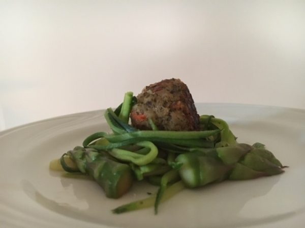 Courgette spaghetti met groene asperges en zeewierballetjes ( LV / VEG)