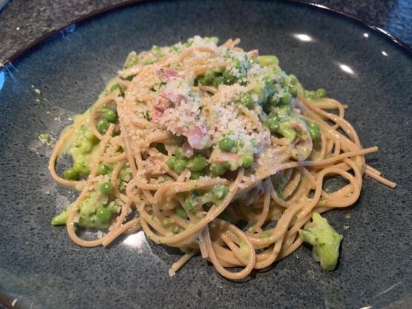 Volkoren spaghetti carbonara met erwtjes en broccoli