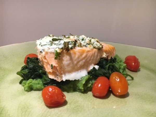 Zalm met feta-tuinkruidenzalfje, broccolipuree, spinazie en kerstomaten (LV -CD)