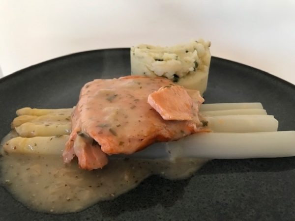 Zalm met asperges, dragonsaus en bieslookpuree