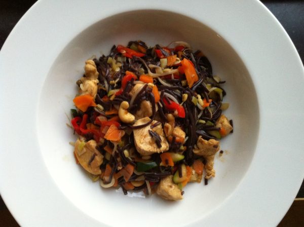 Oosterse wok met kip, cashewnoten en zwarte rijstnoedels (GV – LV)