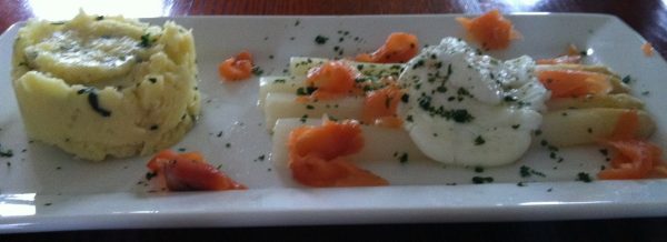 Asperges met gerookte zalm, gepocheerd eitje en dragonpuree (GV – LV)
