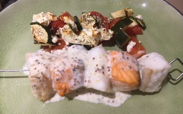 Visbrochettes met ovengeroosterde tomaten, courgettes en feta ( GV / CD)