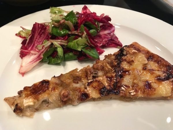 Bladerdeegpizza met witloof, brie en walnoten