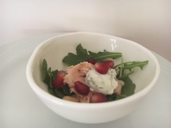 Gerookte forel met roze peper, dille, roomkaas & granaatappel (GV / CD)