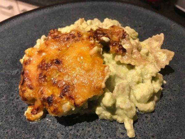 Volkoren vlinderpasta met bloemkool, ham en courgette-kaassaus