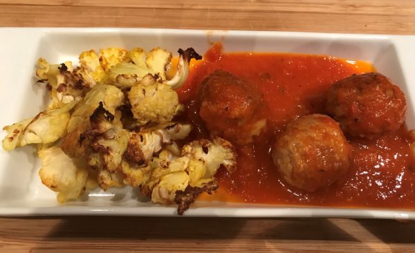 Kipgehaktballetjes in rode curry-tomatensaus met ovengeroosterde bloemkool (GV – LV – CD)