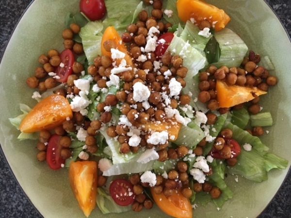 Salade met geroosterde kikkererwten en feta (GV – VEG)