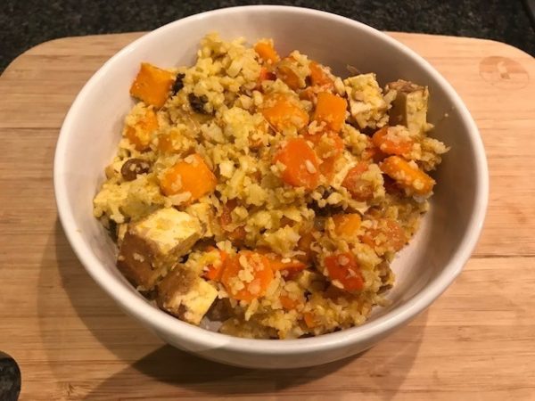 Bloemkoolrisotto met pompoen, wortel, rode ui en hazelnoot-tofu (VEG – LV – GV)