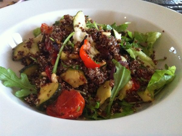 Warme salade met quinoa, gegrilde groenten, pompoenzaadjes en rucola (GV – LV – VEG – CD)