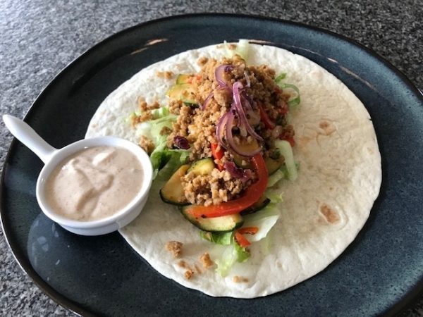 Vegetarische groentenwrap met seitan en pindakaas-yoghurt dressing