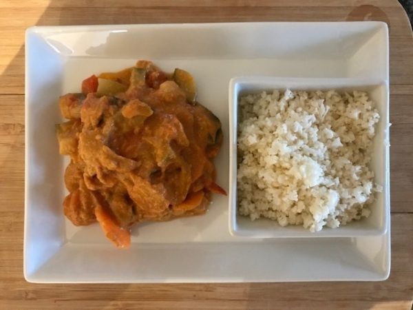 Kip & groenten Tikka Masala met bloemkoolrijst – (GV)