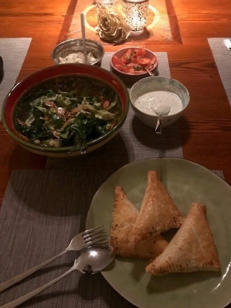 Bladerdeeg Samosas met kipgehakt, broccoli, feta & rozijnen