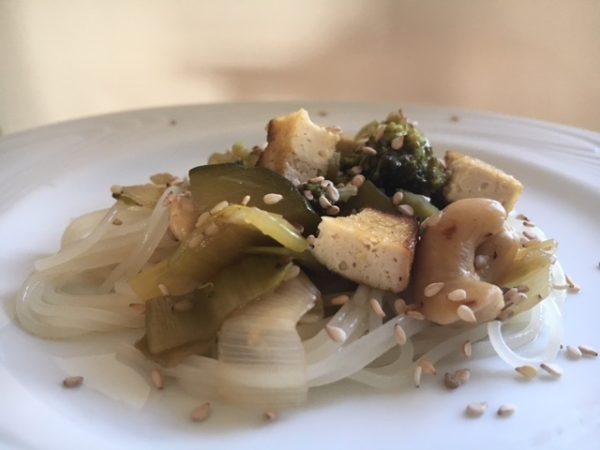Groene groenten in sesamsausje met rijstnoedels en geroosterde cashewnoten (GV – LV – VEG)