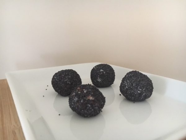 Geitenkaasballetjes met gerookte zalm en maanzaad (GV / CD)