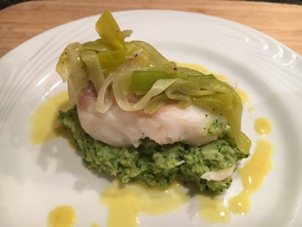 Kabeljauw met prei, broccolipuree en zachte curry ( GV – LV – CD)