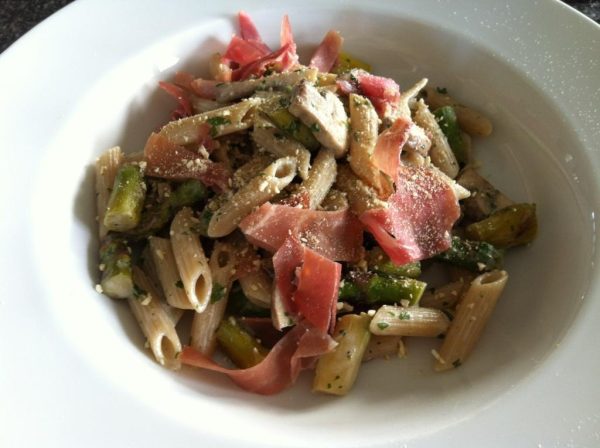 Penne met groene asperges, parmaham en champignons (TV / GV – LV)