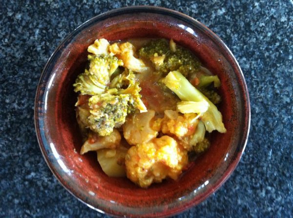 Indisch stoofpotje van bloemkool, broccoli, aardappel & kokosmelk (GV – LV – VEG – CD)
