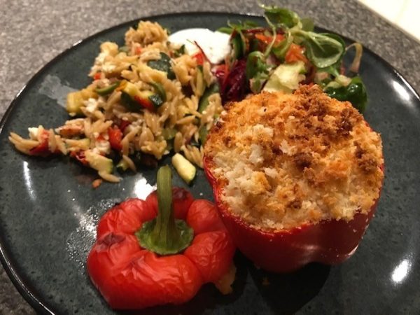Paprika met vegetarische orzo-groentevulling, feta & panko-korst (VEG)