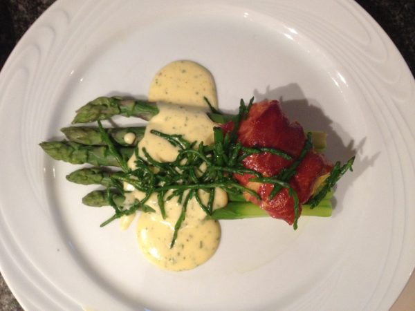 Pakketje van kabeljauw en parmaham met groene asperges en mousseline (GV – LV – CD)