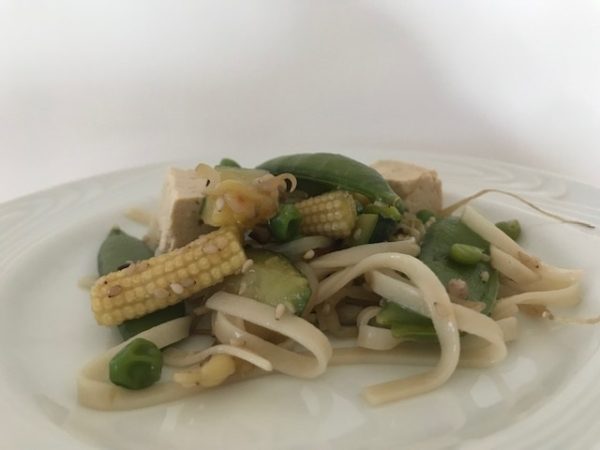 Thaise rijstnoedels op vegetarische wijze in de wok (GV – LV – VEG)