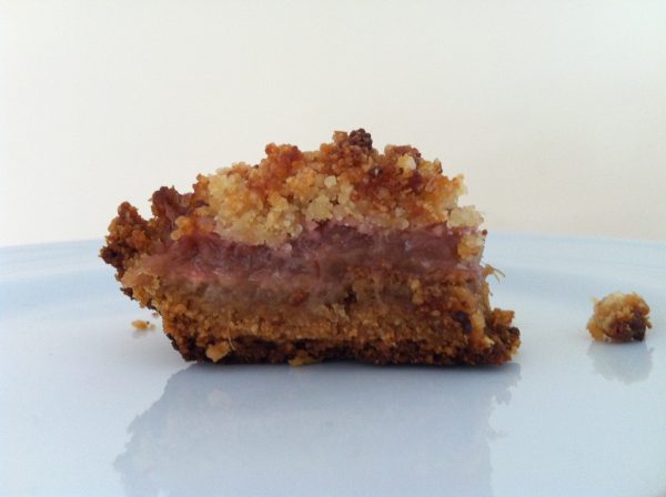 Aardbei rabarber crumble cake (GV – LV – CD)