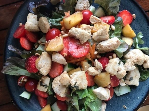 Salade met kip, appel, aardbei, munt en pijnboompitjes (GV – LV)