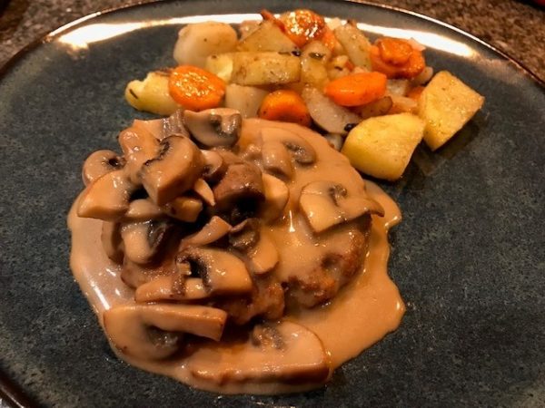 Ovengeroosterde aardpeer, wortel en aardappel & veggy burger met champignonsaus (VEG)