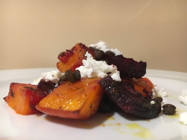 In honing geroosterde pompoen en rode biet met linzen en feta (GV – VEG)
