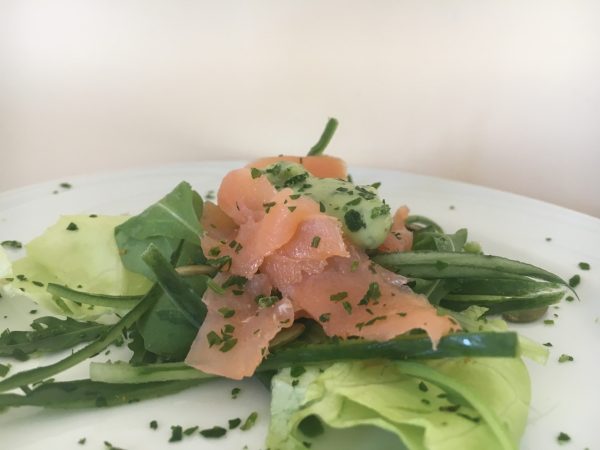 Groene salade met avocado dressing en gerookte zalm (GV – LV – CD)