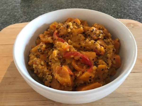 Curryschotel van mango, quinoa, zoete aardappel en kokosmelk (GV –  LV – VEG)