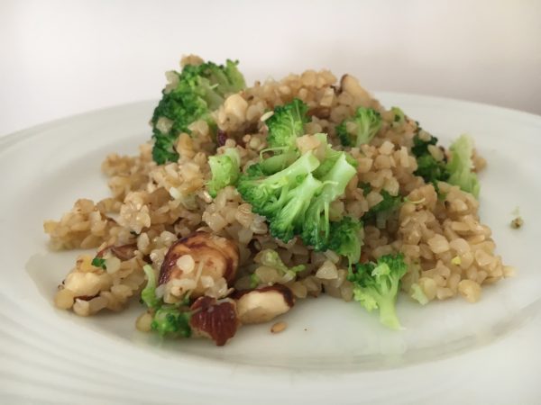 Bulgursalade met broccoli, sesam en hazelnoten (VEG – LV – CD)