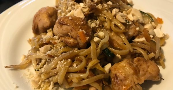 Chinese noedelschotel met kip, soja en cashewnoten