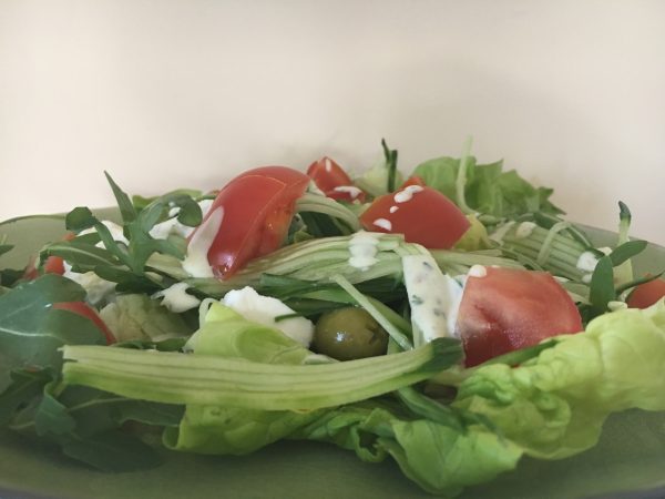Feta salade met munt en kruidige yoghurt dressing ( GV – CD )