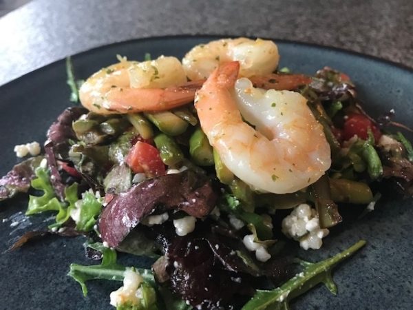 Salade met groene asperges, parelcouscous, feta en scampi’s in look