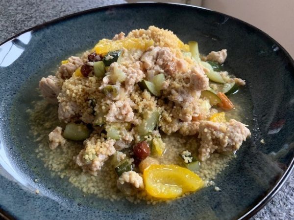 Tajine schotel met kipgehakt, citroen, salie, courgette &  volkoren couscous (LV)