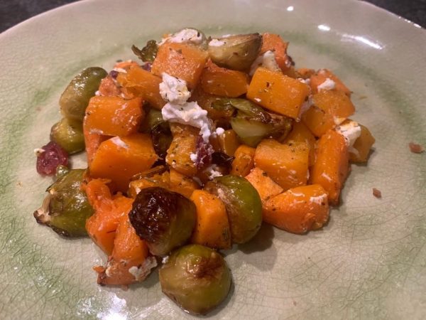 Pompoen, spruitjes, zoete aardappelschotel met geitenkaas en cranberry (VEG – GV)