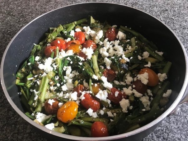 Roerbakschotel van groene asperges, courgette, spinazie en feta (GV – VEG)