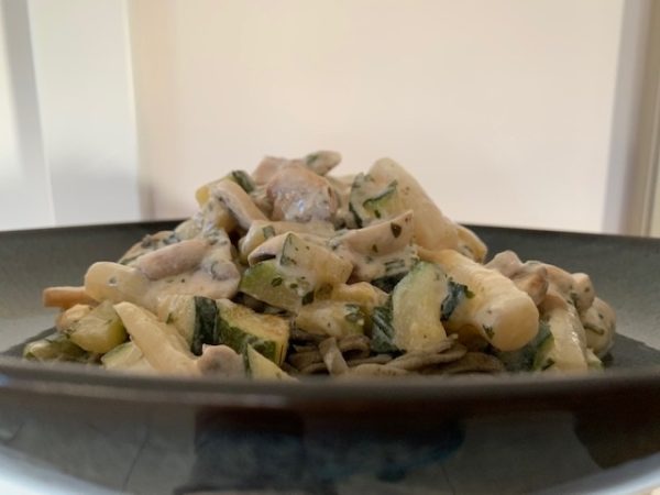 Romige pasta met asperges, tuinkruiden, courgettes en champignons (GV – LV – VEG)