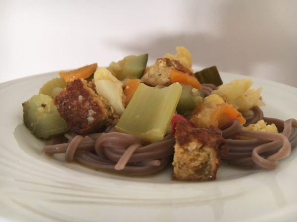Zomergroenten met tofu, groene curry en kokosmelk (GV – LV – VEG – CD)