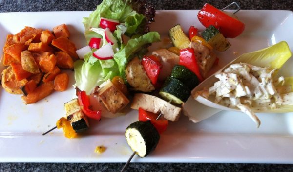 Vegetarische brochettes met ovengebakken zoete aardappelen (GV – LV – VEG)