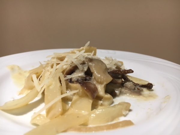 Tagliatelle van schorseneer met gemengde champignons en parmezaanse kaas (GV – VEG – CD)
