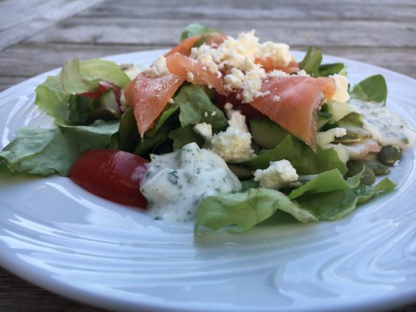 Salade met gerookte zalm, feta en tzatziki dressing (GV – LV – CD)
