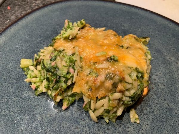 Gegratineerde volkoren orzo met spinazie, broccoli en spek