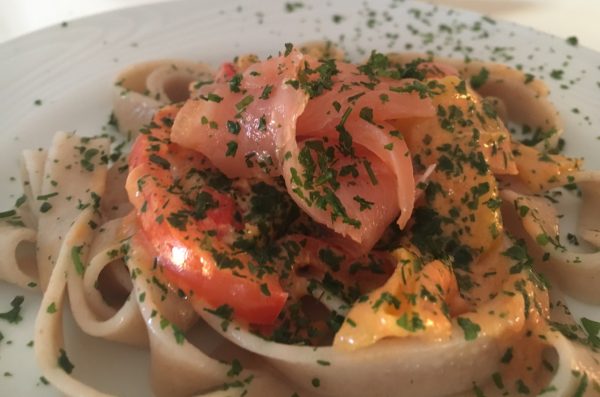 Pasta met paprika tricoloré, kruidenkaas en gerookte zalm (GV / kan ook LV)
