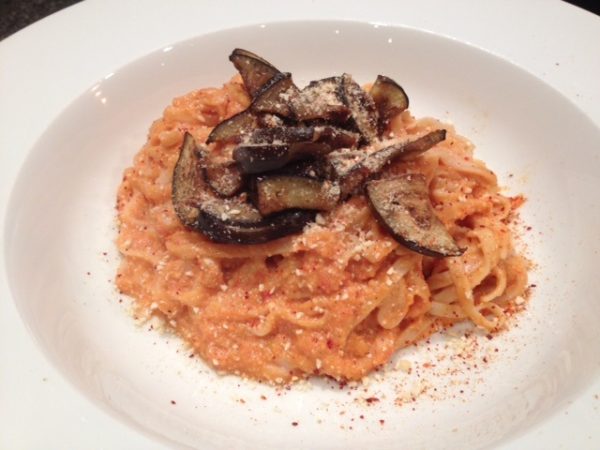 Pasta met romige cashew-tomatensaus en gebakken aubergines (GV / TV – LV – VEG – CD)